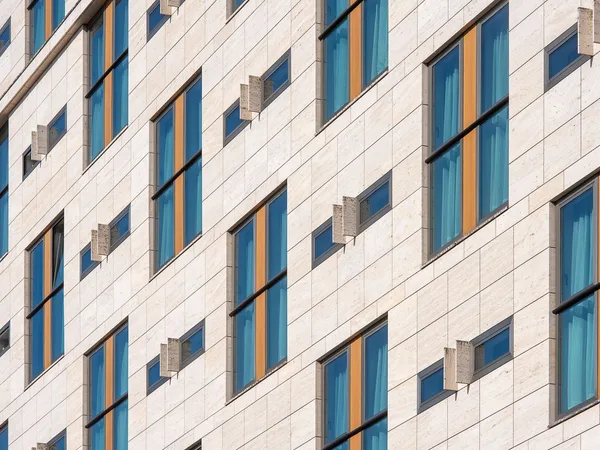تنظيف الحواف والمفاصل وإطارات النوافذ