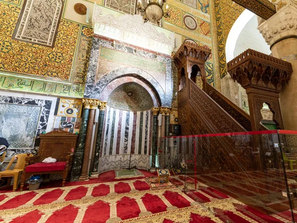 مسح المنبر ودرابزينه