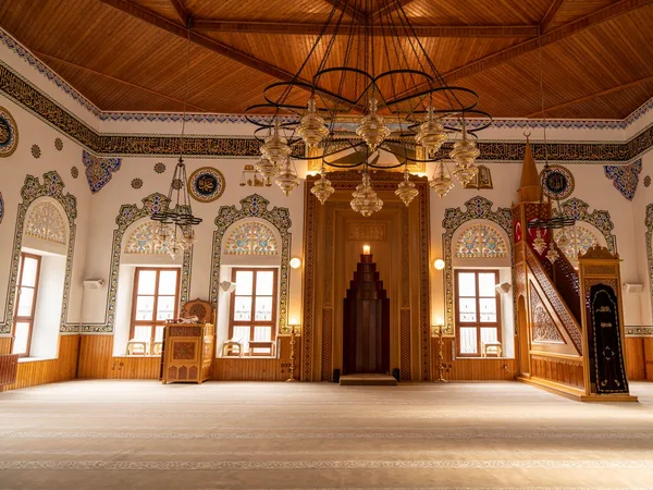 تنظيف جدران المحراب وأرضيته