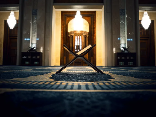 مسح رفوف المصاحف والكتب