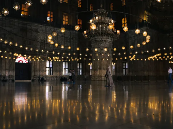مسح أرضية قاعة الصلاة
