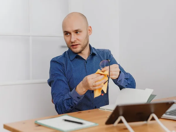 مسح مكتب الاستقبال وتنظيفه