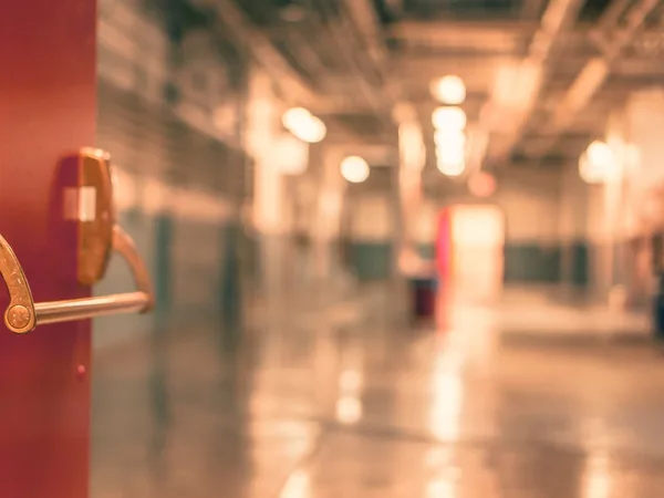 تنظيف مقابض الأبواب والمفاتيح والدرابزين